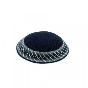 15 cm navy blue knitted kippah with gray patterned border Ocasiones Judías